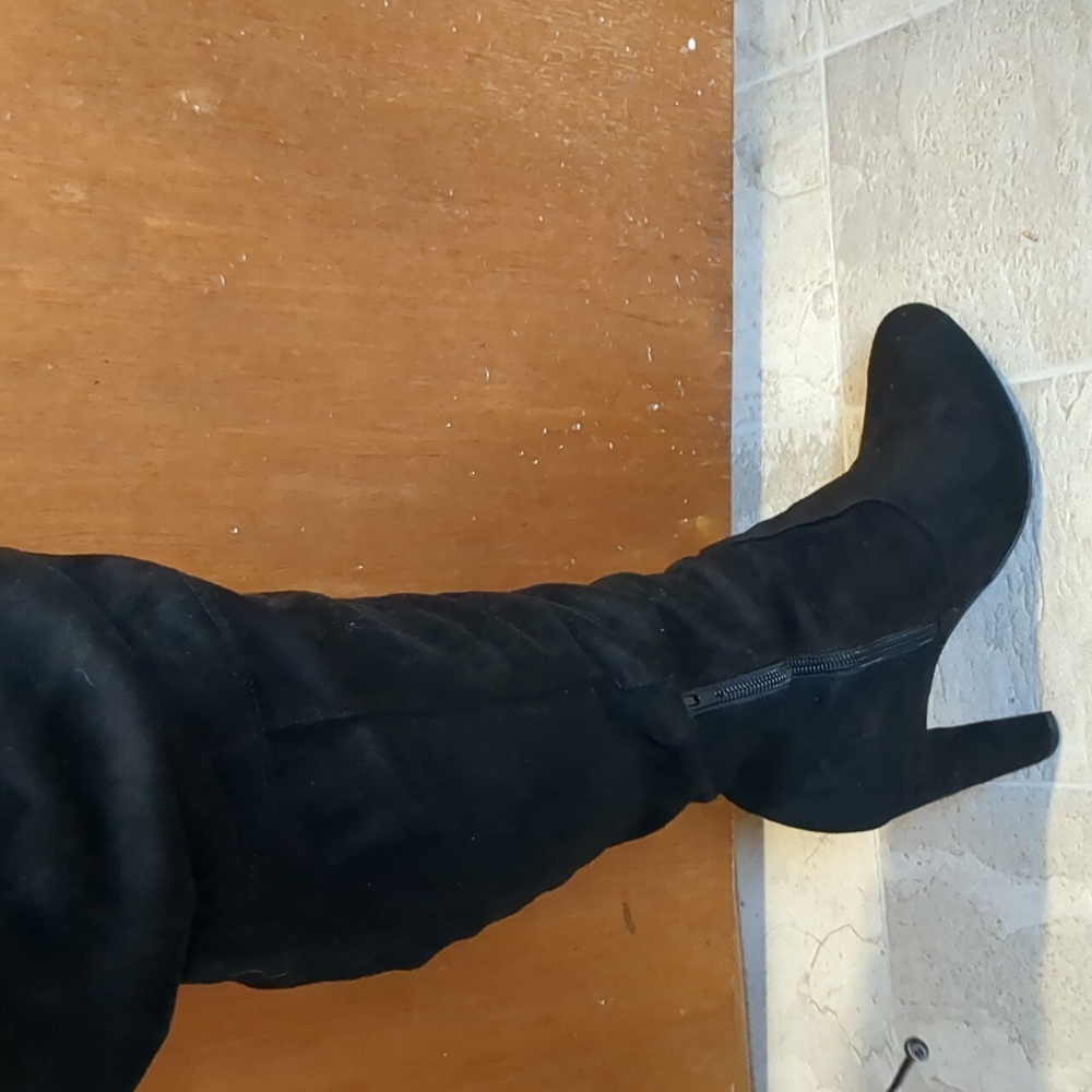 Mid thigh suede boots